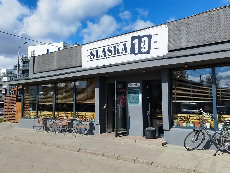 Budynek z szyldem ŚLĄSKA 19 za dnia