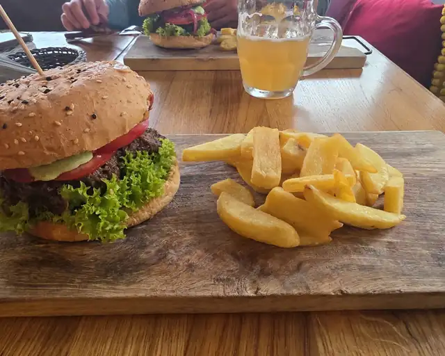 Burger z frytkami i sałatką
